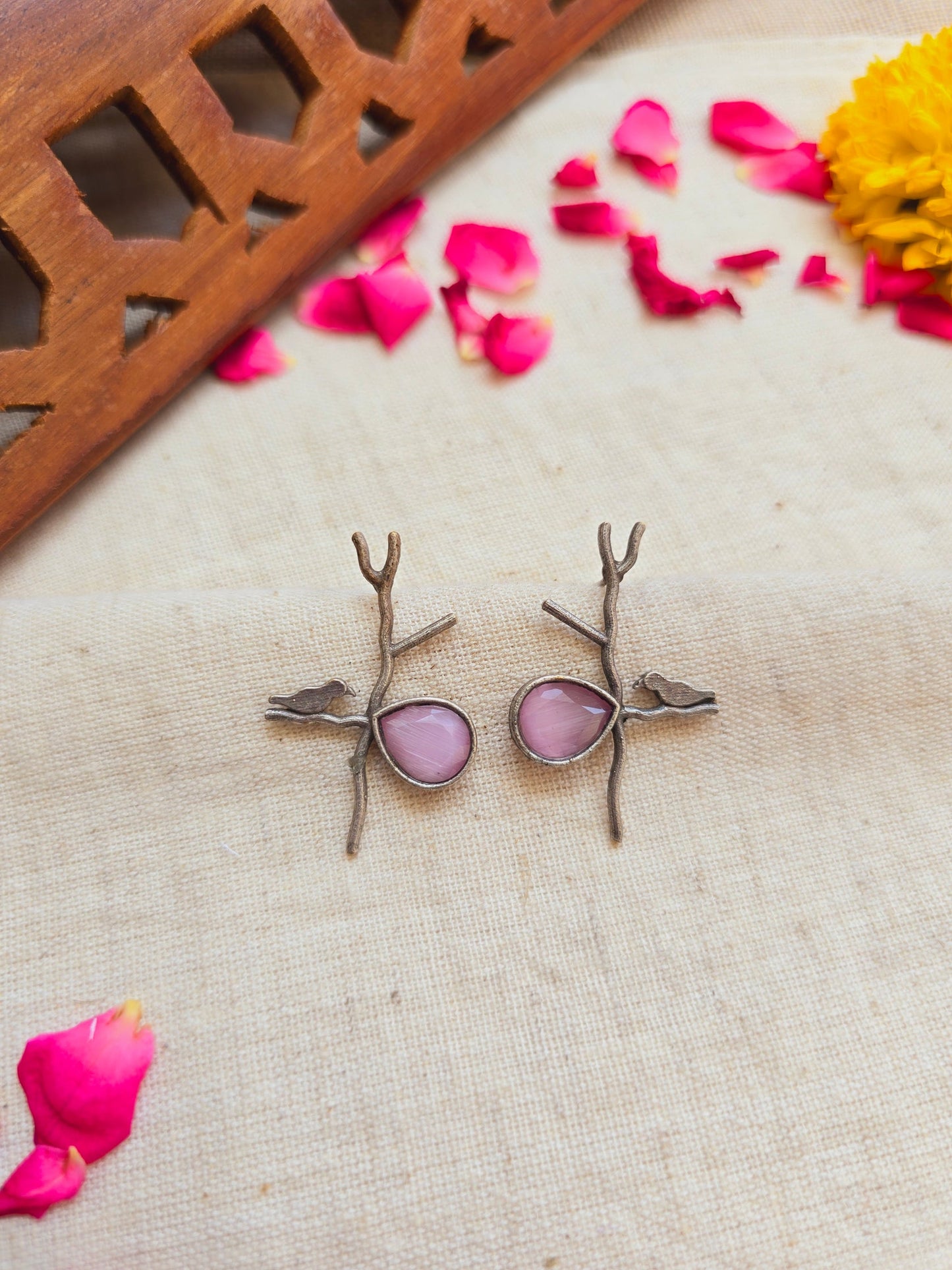 Bird & leaflet earrings in Pink