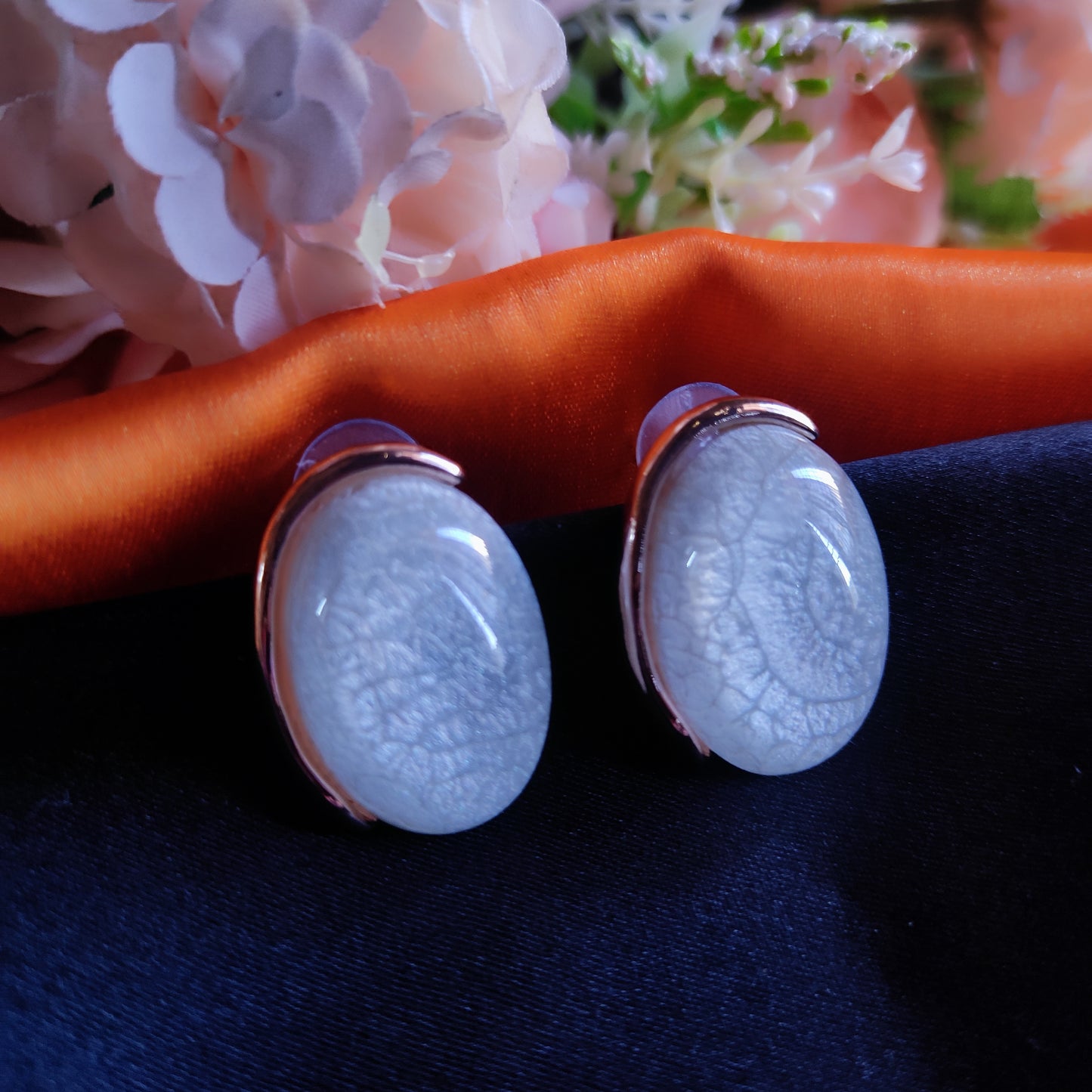 White Jisha monalisa stone earrings