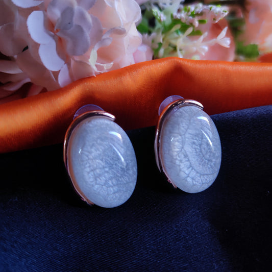 White Jisha monalisa stone earrings