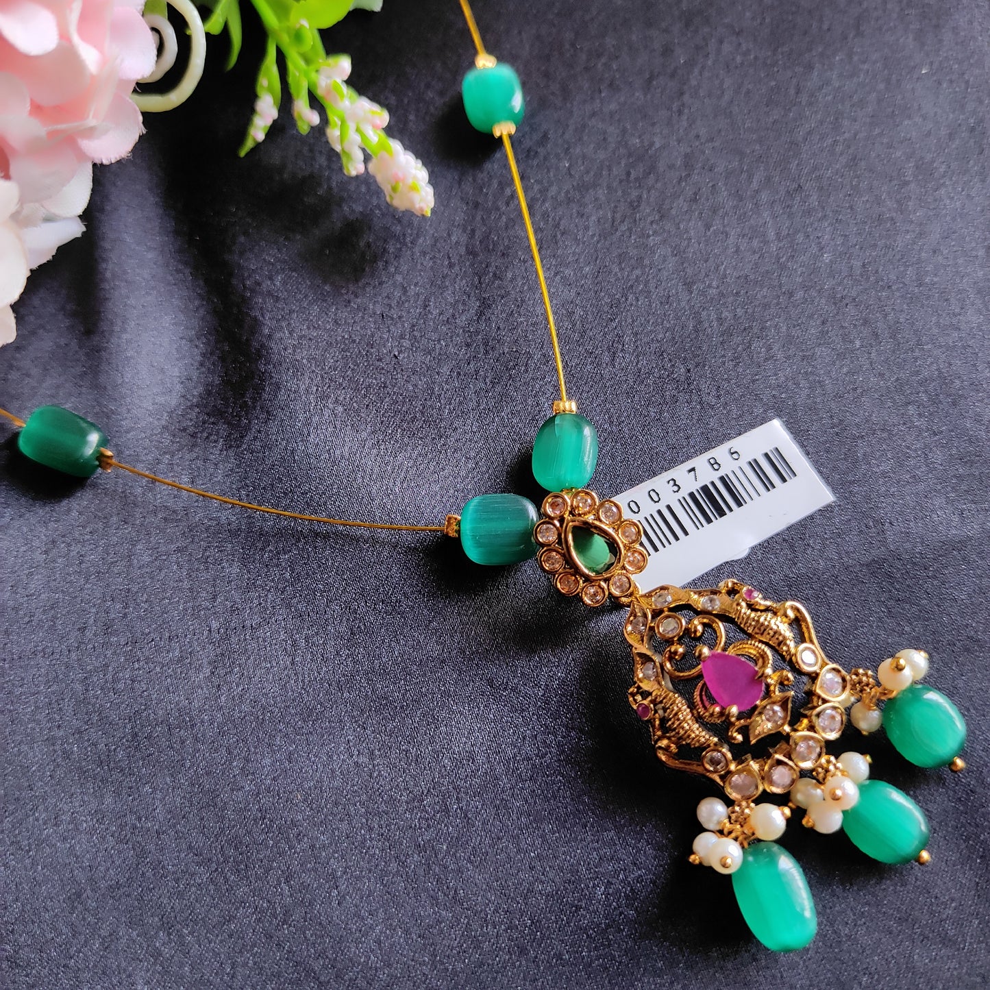 Invisible necklace in green