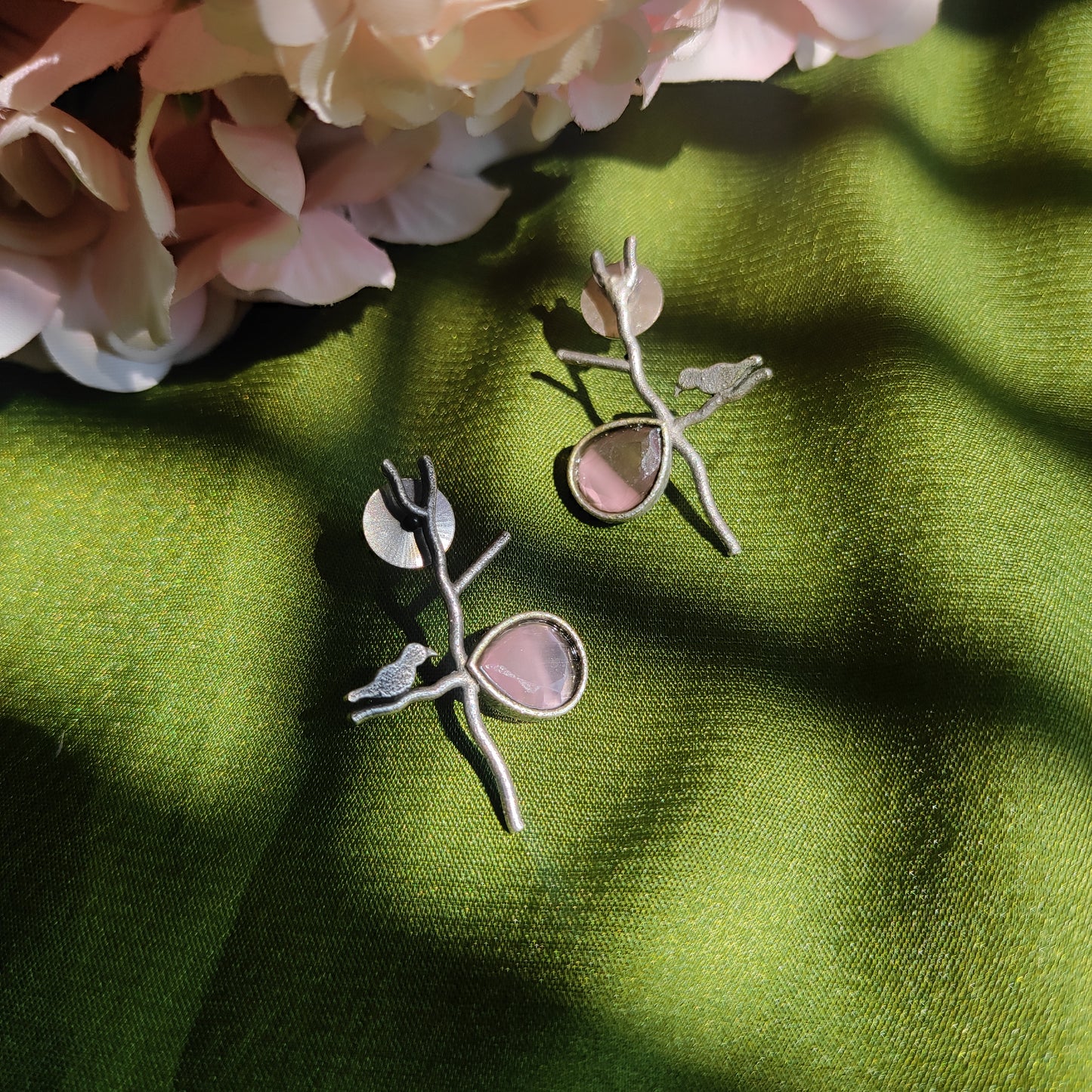 Bird & leaflet earrings in Pink