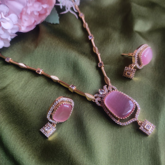 Simple chain with monalisa stone