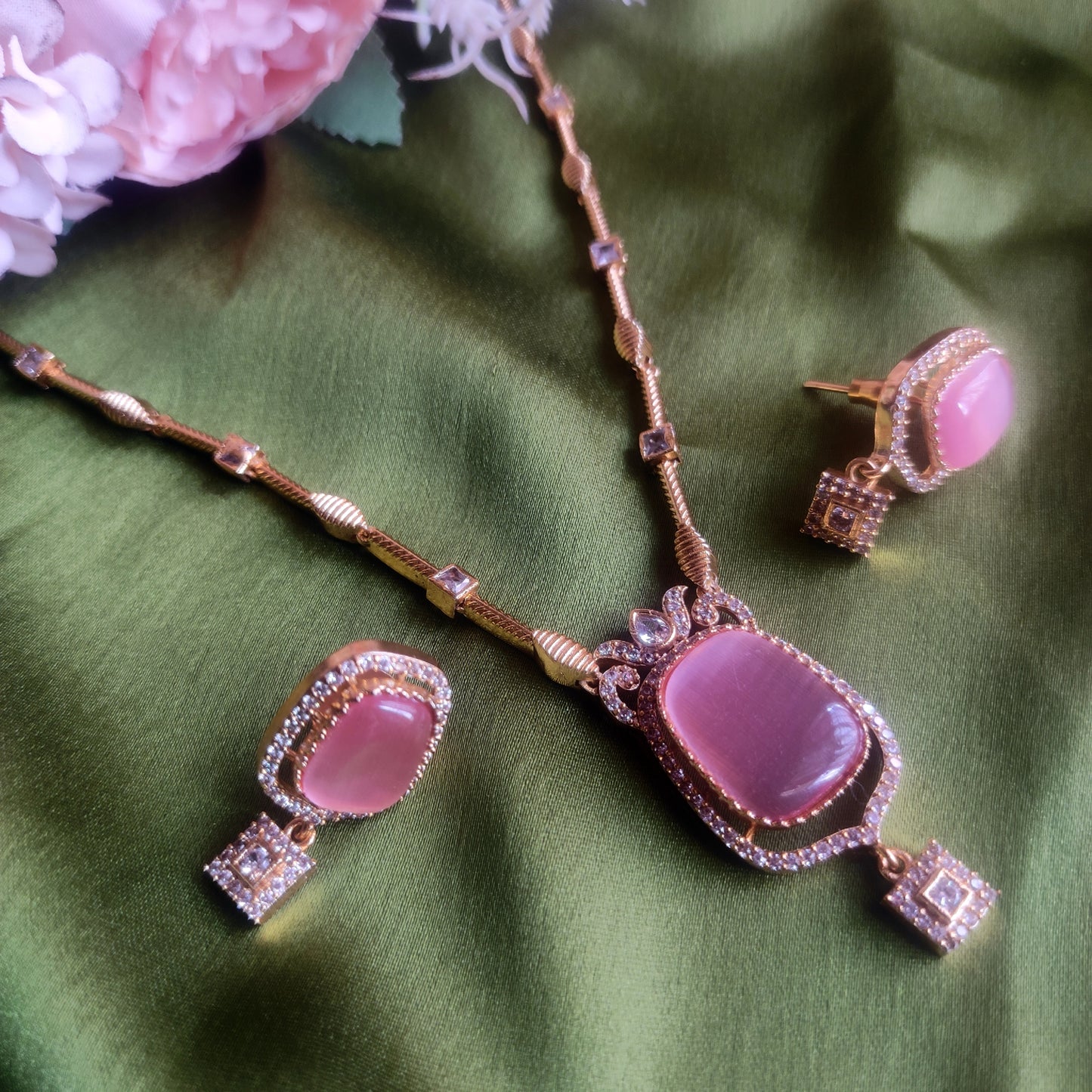 Simple chain with monalisa stone