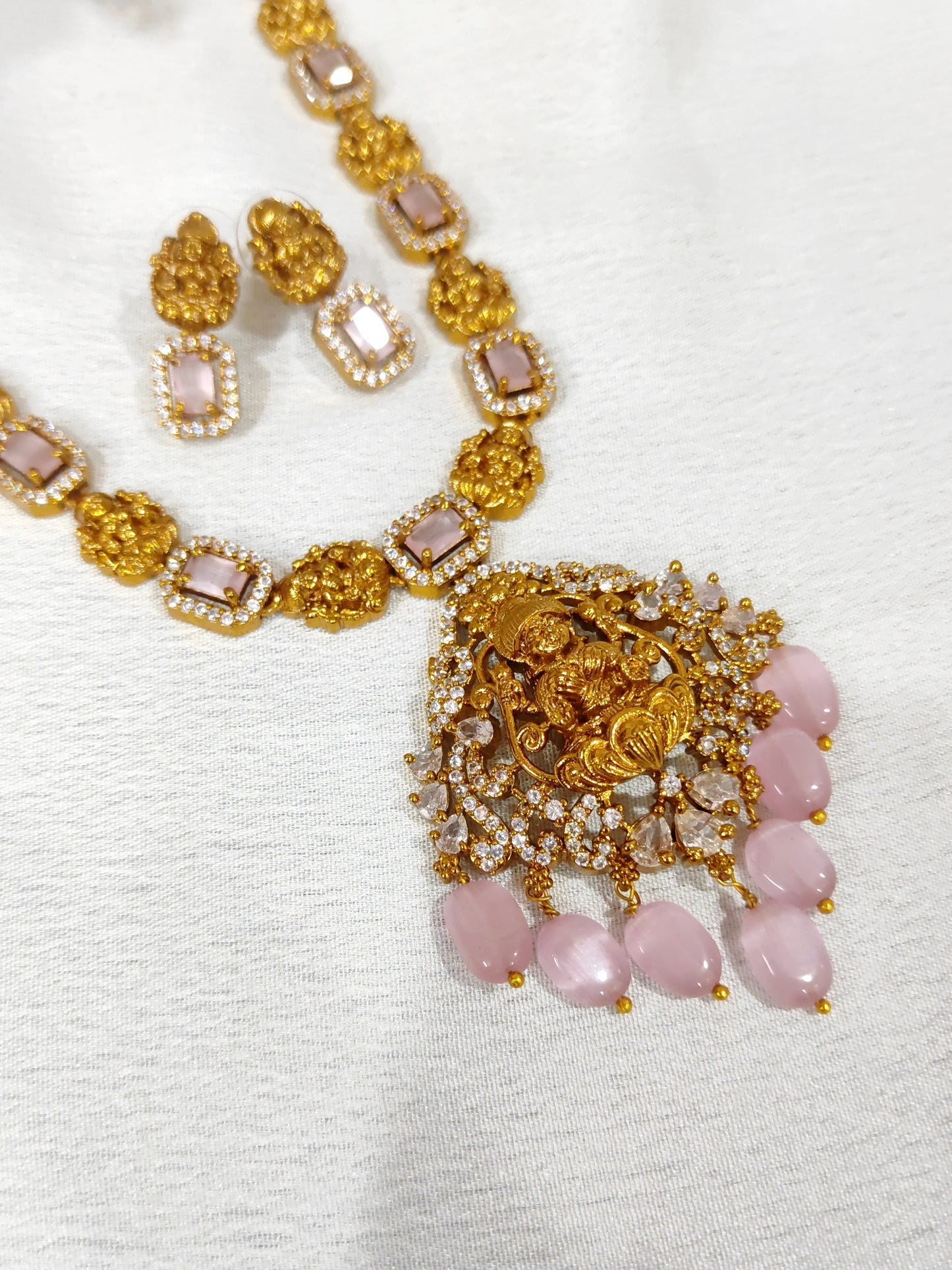 Lakshmi motif necklace set (Blush pink)