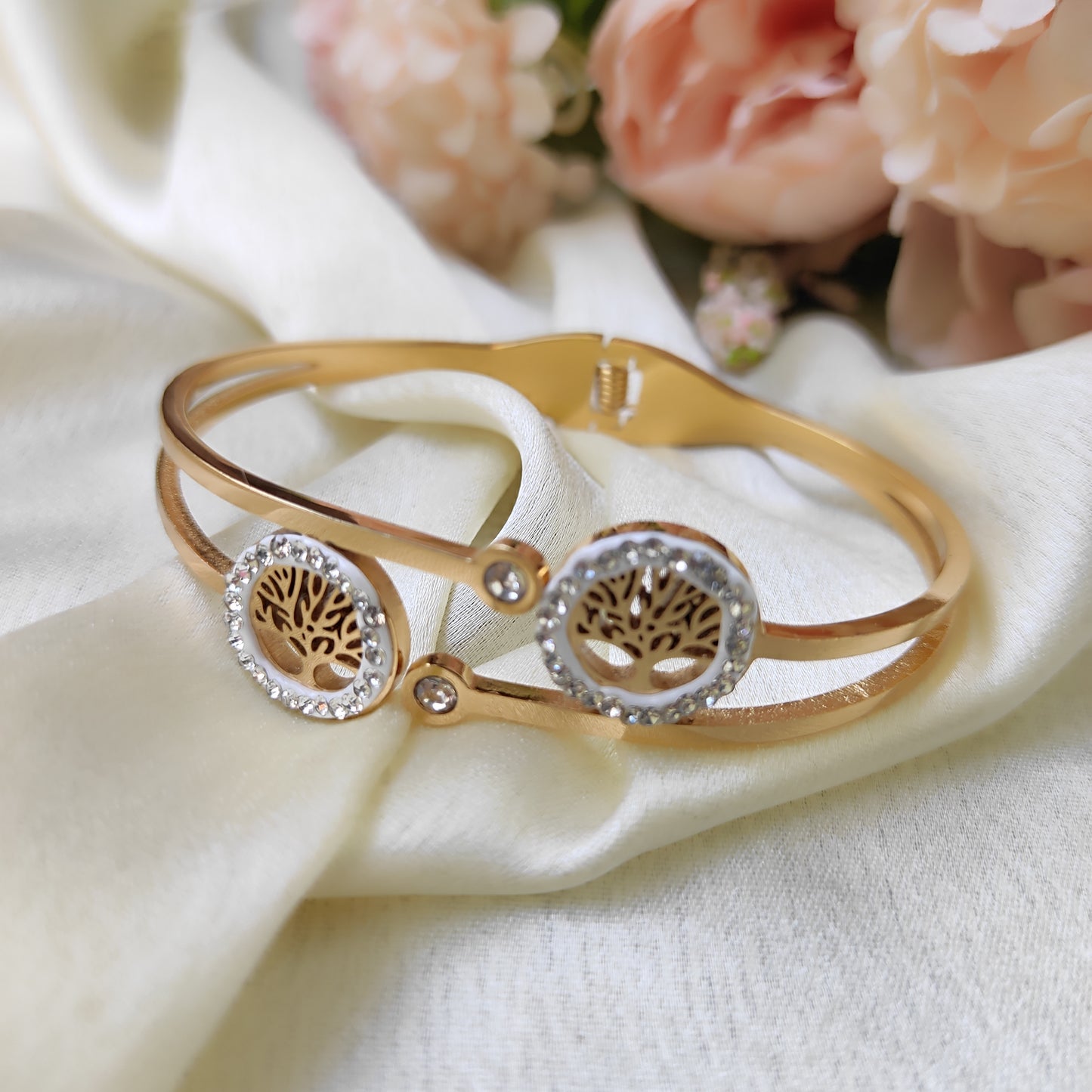 Classy anti tarnish bracelet best for office wear